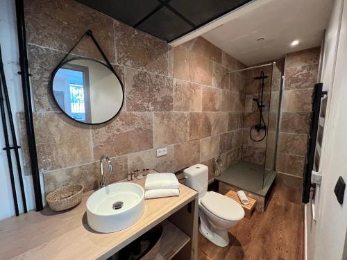 une salle de bain avec un lavabo, des toilettes et un miroir dans l'établissement Bel Appartement Rotonde*Calme*Wifi*Clim*Smart tv, à Aix-en-Provence
