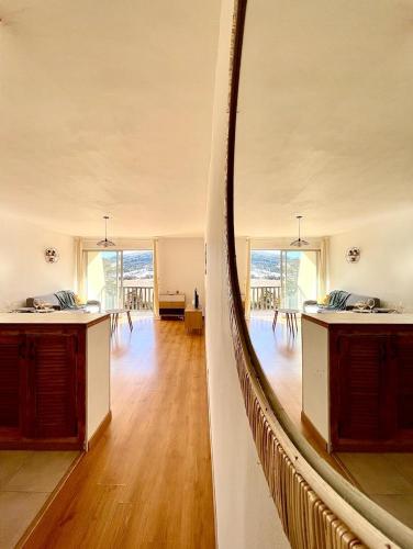 Elle offre une vue sur une chambre dotée d'un grand miroir. dans l'établissement U061 - Grand studio rénové - Vue montagne, à Gréolières