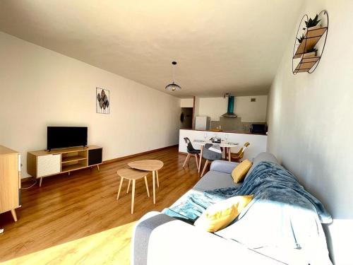 uma sala de estar com um sofá e uma mesa em U061 - Grand studio rénové - Vue montagne em Gréolières