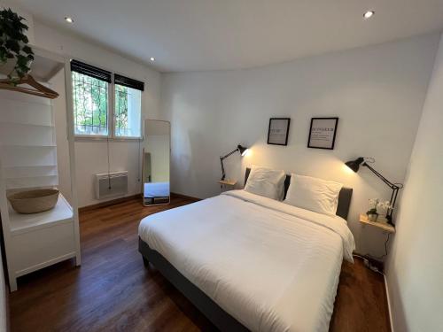 une chambre avec un grand lit blanc et une fenêtre dans l'établissement Bel Appartement Rotonde*Calme*Wifi*Clim*Smart tv, à Aix-en-Provence
