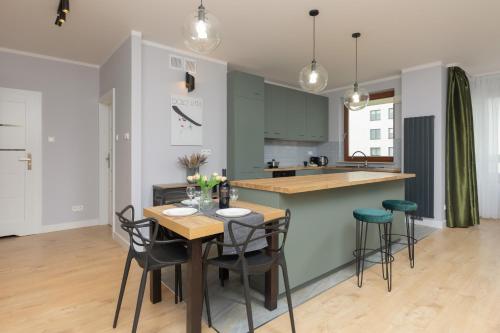 a kitchen and dining room with a table and chairs at Bemowo Górczewska Apartment by Noclegi Renters in Warsaw
