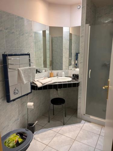 uma casa de banho com um lavatório, um WC e um espelho. em Chambres d'hôtes Aux Portes des Tumuli em Bussy-le-Château