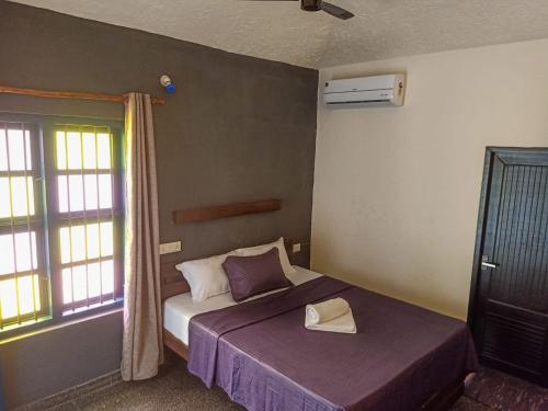 Un pat sau paturi într-o cameră la Urban Cliff Resort