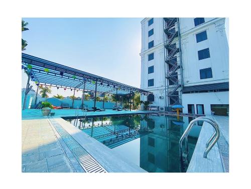 ein großer Pool neben einem hohen Gebäude in der Unterkunft Trang An International Hotel in Ninh Bình