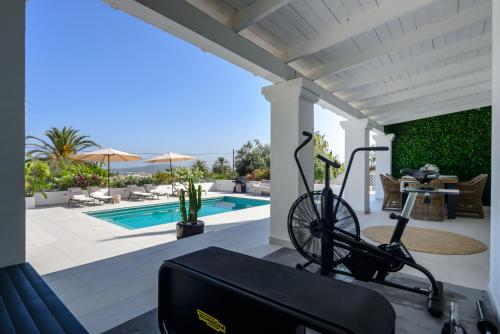 ein Heim-Fitnessstudio mit Fahrrad auf der Terrasse in der Unterkunft Can Lovers in Sant Jordi