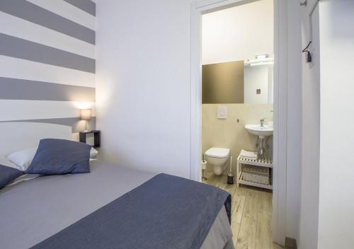 Ένα ή περισσότερα κρεβάτια σε δωμάτιο στο Appartamento con 2 camere e 2 bagni in centro con parcheggio