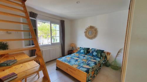 sypialnia z łóżkiem piętrowym i drabiną w obiekcie La maison de vacances de Campoussin w mieście Montfrin