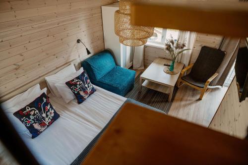 什文托伊的住宿－Ošupio Vasarnamis，卧室享有高空美景,配有一张床和一把椅子