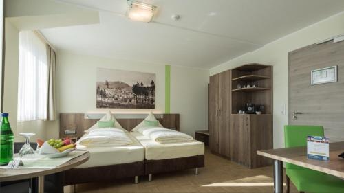 Cama ou camas em um quarto em Zeitlers Hotel