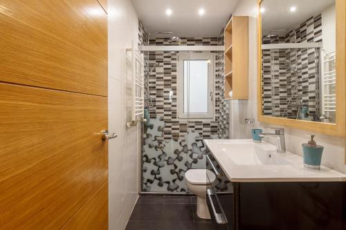 uma casa de banho com um lavatório, um WC e um chuveiro em Fika apartmento urbano con wifi em Bilbau