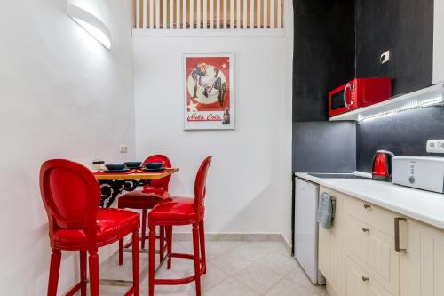 A kitchen or kitchenette at Little Cola apartment in Dohány street with AC