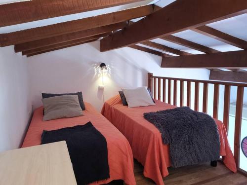 - une chambre avec 2 lits avec des draps orange dans l'établissement F2, climatisé, vue mer, 100 m de la plage, à Casaglione