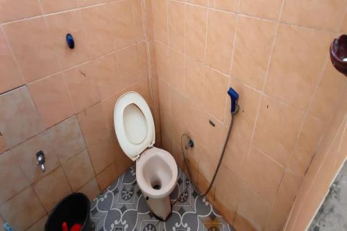 ein Badezimmer mit einem weißen WC in einer Kabine in der Unterkunft SPOT ON 92196 Kost Axcel in Banjarmasin
