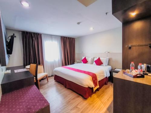 Ein Bett oder Betten in einem Zimmer der Unterkunft Hermes Palace Hotel Medan