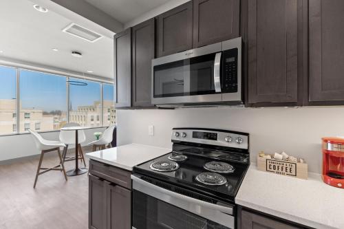 Kuchyň nebo kuchyňský kout v ubytování 175 LEX - Walkable Downtown Lexington & Rupp Arena - Full Condos