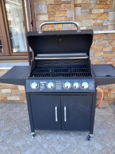 a black barbecue grill sitting in front of a building at Villa Valentina in Kala Nera