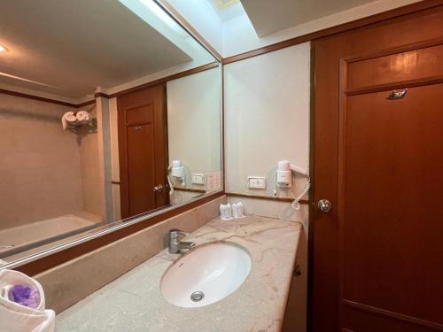 Ένα μπάνιο στο Songphanburi Hotel
