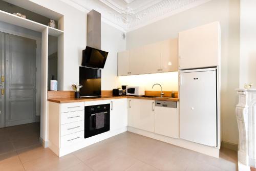 Kuchyň nebo kuchyňský kout v ubytování Rochefort Centre Appart'style