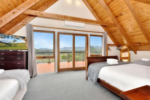 - une chambre avec 2 lits et une grande fenêtre dans l'établissement Silver Springs Estate, à Rothbury