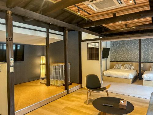 江津市にあることとき　ー悠ーのベッドと椅子とテーブルのある部屋