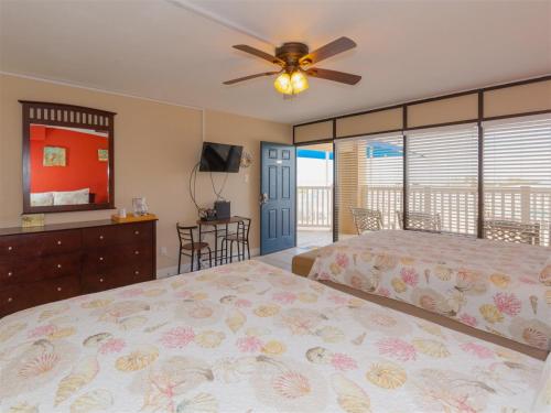 a bedroom with a bed and a ceiling fan at LR 114 - The Seahorse Room in Rockport