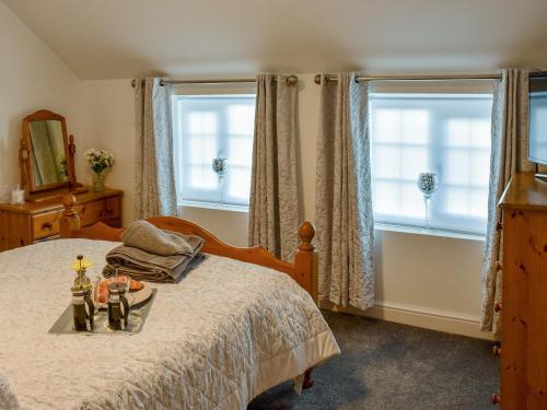 Un dormitorio con una cama con dos estatuillas. en Beachview Cottage Scratby en Scratby