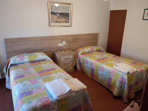 a hotel room with two beds and a table at Cal Tort in Cornudella