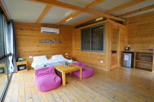 - une chambre avec un lit et une table dans l'établissement Blue Jay Valley, à Jezzine