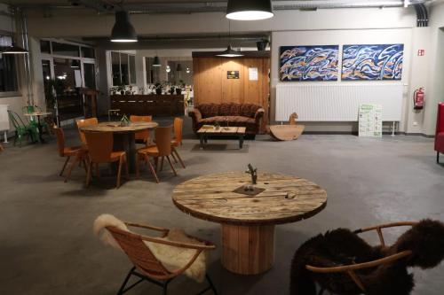 una stanza con tavoli, sedie e un divano di daheim Triberg a Triberg