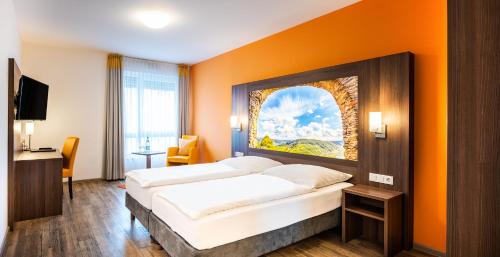 une chambre d'hôtel avec 2 lits et un tableau mural dans l'établissement Schroeders Wein-Style-Hotel, à Trèves