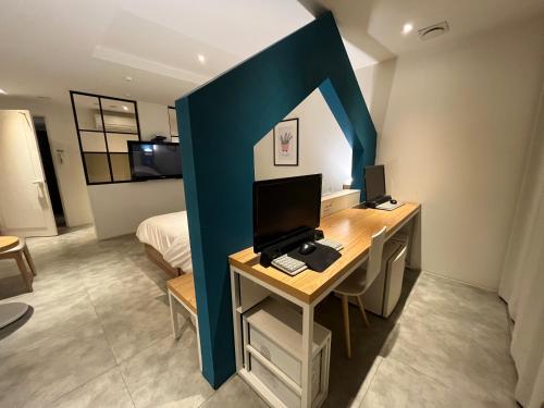 a room with a desk with a computer on it at Hotel Yaja Hwajeong Station in Goyang
