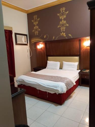 艾卜哈的住宿－Basma Plaza，一间位于酒店客房内的带大床的卧室