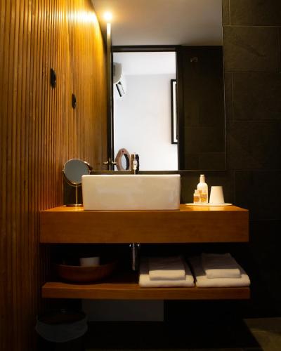 a bathroom with a sink and a mirror at Sense of Ofir in Fão