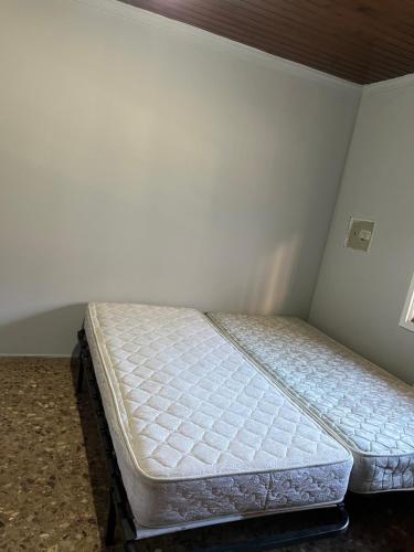 - une chambre avec 2 lits dans l'établissement House of sabadell, à Sabadell