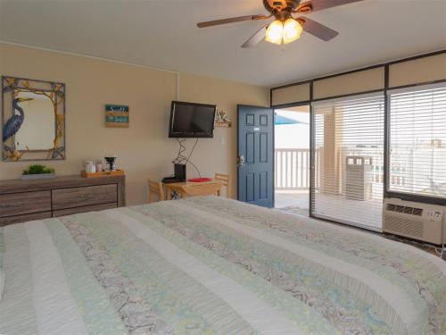 a bedroom with a bed and a ceiling fan at Laguna Reef #116 - The Heron Room in Rockport