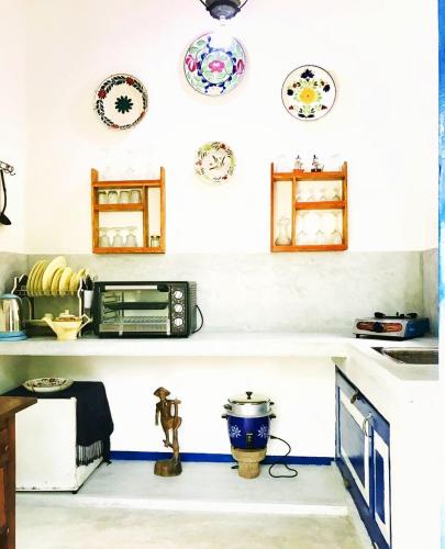 a kitchen with plates on the wall and a counter at Sriyan Villa in Beruwala