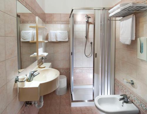 Koupelna v ubytování Hotel Olympic