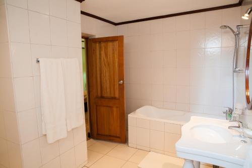 Bilik mandi di Gorillas Volcanoes Hotel