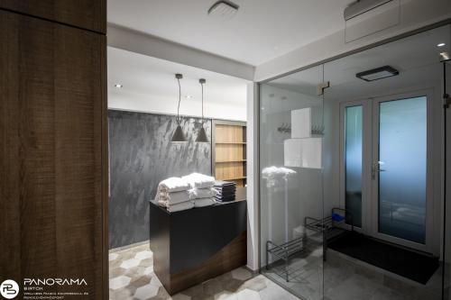a room with a counter with towels on it at Panoráma Birtok - Wellness Panzió, Konferencia és Rendezvényközpont in Győrújbarát