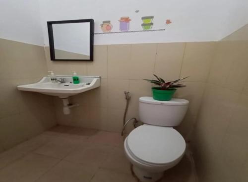 ein Bad mit einem WC und einem Waschbecken in der Unterkunft Brak Homestay in Sukobumi