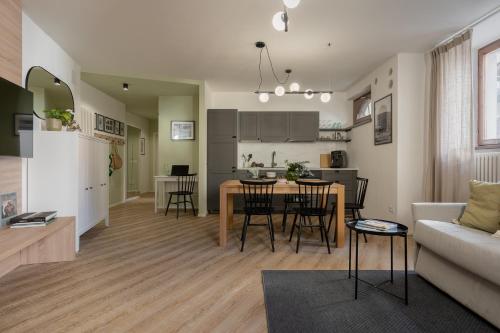 Kuchyň nebo kuchyňský kout v ubytování Casa Mao' di TSS' - NUOVA wellness privata ,Ideale per Famiglie e Gruppi vicino al Lago di Caldonazzo