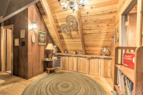 una sala de estar con una alfombra grande en una cabaña en Quintessential Tahoe Cabin with Private Hot Tub en South Lake Tahoe