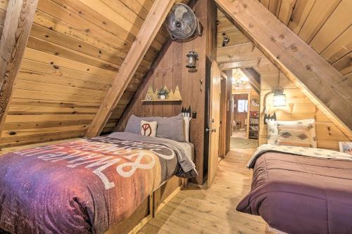 1 dormitorio con 1 cama en una cabaña de madera en Quintessential Tahoe Cabin with Private Hot Tub en South Lake Tahoe