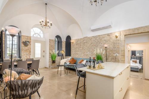 cocina abierta y sala de estar con pared de ladrillo en Nina Luxury Apartment en Jerusalem