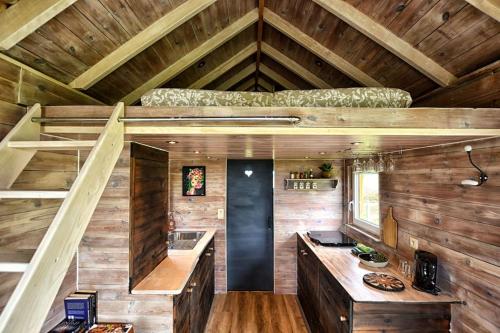 una cucina in una casetta minuscola con pareti in legno di Tiny in de polders a Zuienkerke