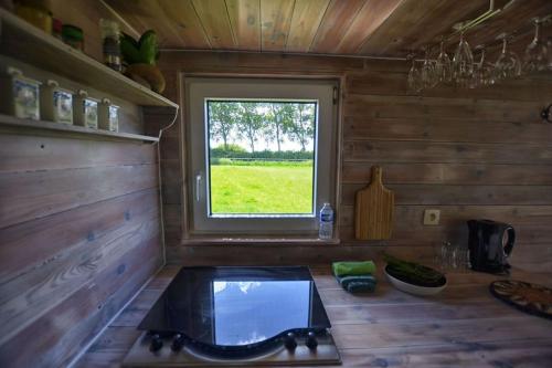 una cucina in una casetta minuscola con finestra di Tiny in de polders a Zuienkerke
