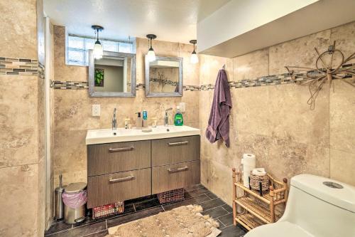 een badkamer met een wastafel en een toilet bij Minneapolis Home Near Medicine Lake and Trails! in Minneapolis