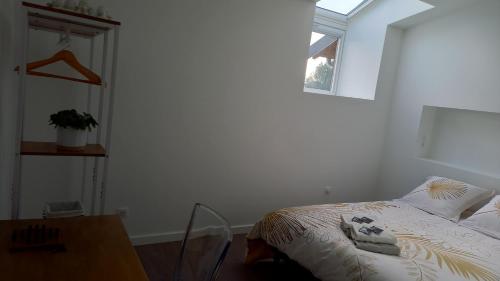 a bedroom with a bed and a window at La Maison du Lac in Flavignac