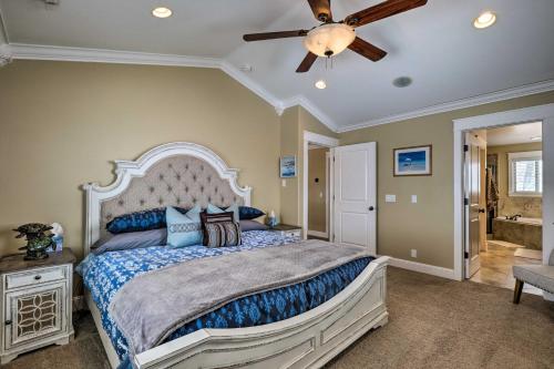 1 dormitorio con 1 cama y ventilador de techo en Utah Abode - Deck, Arcade Games and Near Skiing en Midway