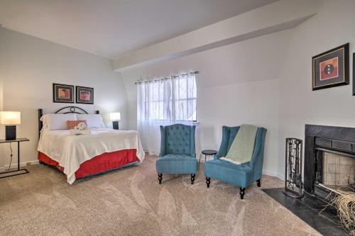 um quarto com uma cama, 2 cadeiras e uma lareira em Washington DC Townhome 4 Mi to National Mall! em Washington